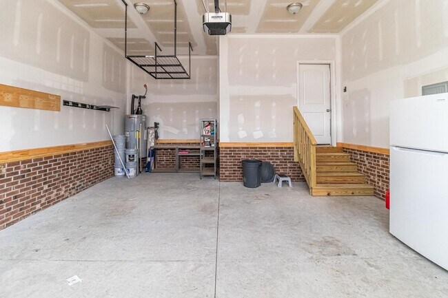Foto del edificio - SPACIOUS 2-Story Home in Pikeville School ...