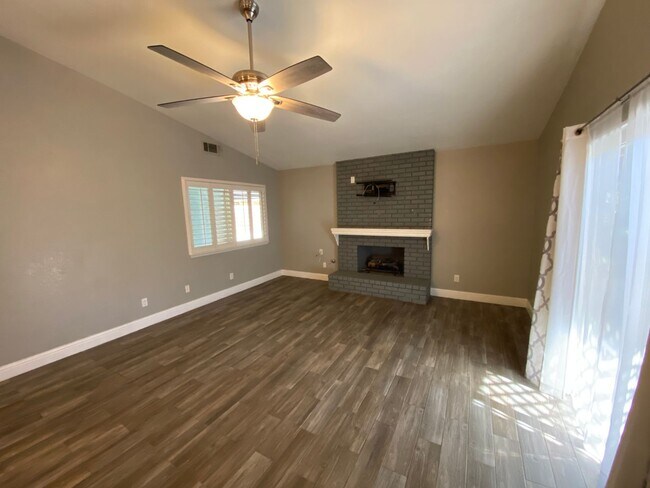 Building Photo - NW Visalia Home Rent Ready!