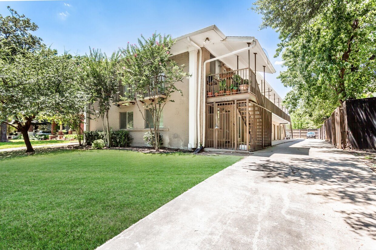 Foto principal - 2 Bedroom, 2 Bath Apartment in Munger Place!