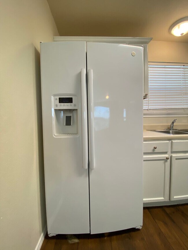 Foto del edificio - Spacious 4/BR 2.5/BA Two-Story Home with F...