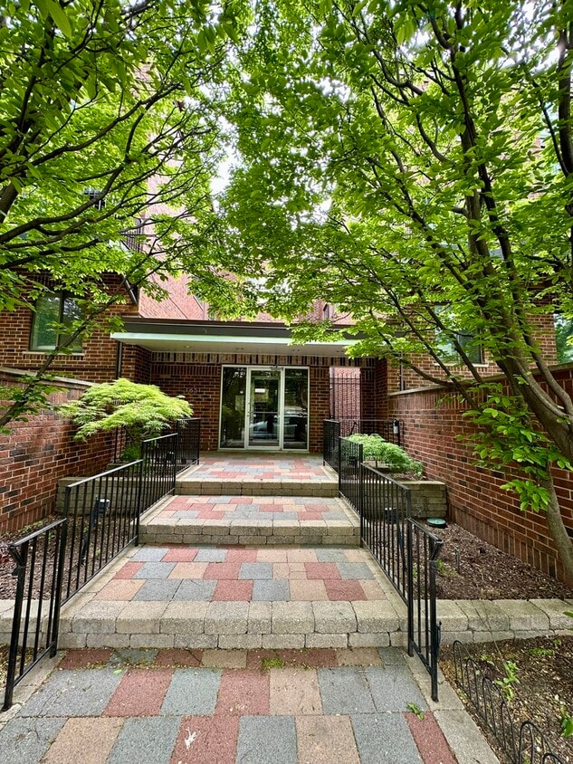 Primary Photo - 1651 N Dayton St