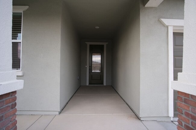 Building Photo - Stunning 4-bedroom 2.5 bathroom