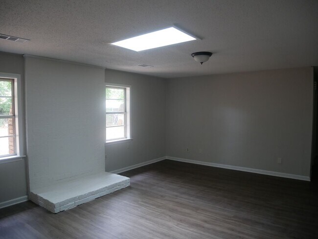 Foto del edificio - 3120 Normandy Dr