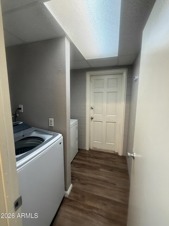 Foto del edificio - 102 E Ivy St