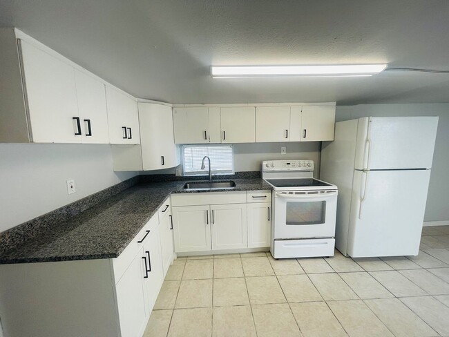 Building Photo - 910 51st Ave W