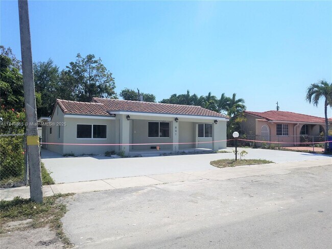 Building Photo - 801 NW 30th Pl
