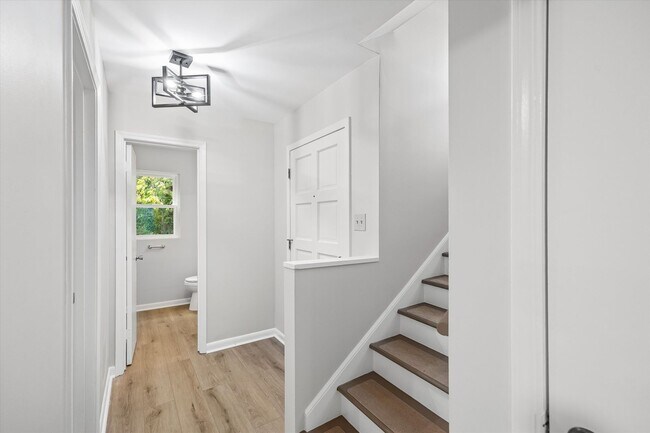 Building Photo - Beautifully updated and freshly painted 3-...