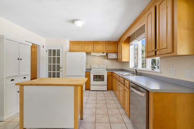Building Photo - 27 Hermon St