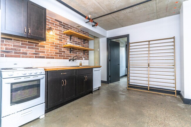 Building Photo - 639 Foster Ave