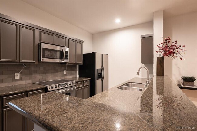 Foto del edificio - 902 W Heights Hollow Ln