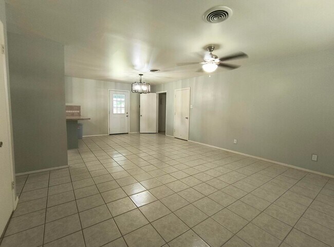 Foto del edificio - 6-month lease AVAILABLE! 4 bedroom 2 bath ...