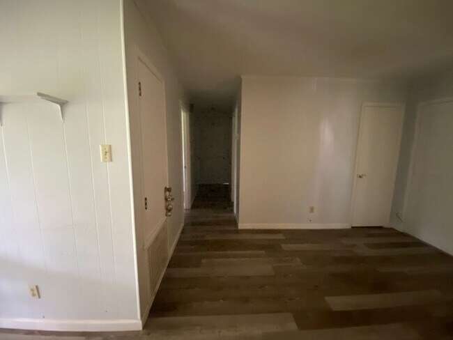 Building Photo - Great Home located in Small Town!