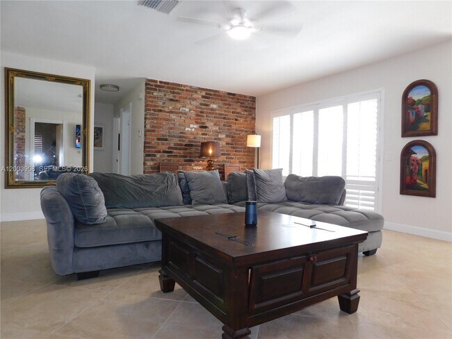 Foto del edificio - 108 NE 30th St