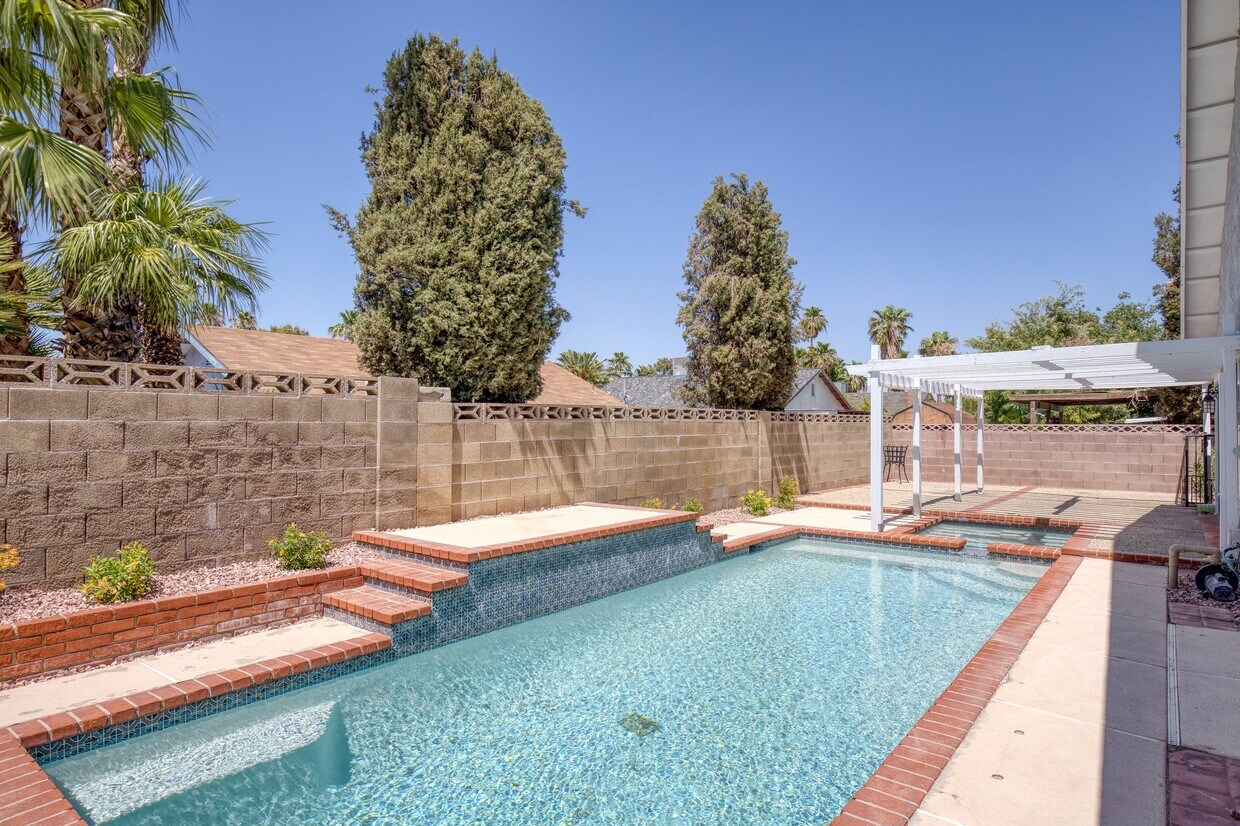 Foto principal - 3144 Floral Vista Ave