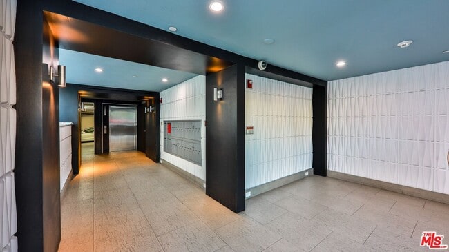 Building Photo - 5143 White Oak Ave