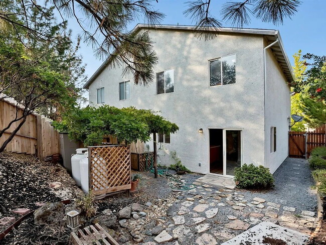 Building Photo - This is a lovely halfplex with 2 stories, 3 bedrooms, and 2.5 bathrooms in a quiet HOA neighborhood