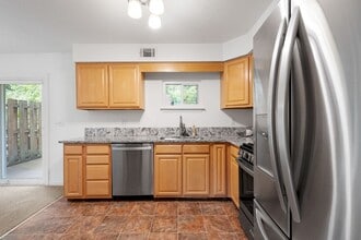 Building Photo - 325 Clavale St