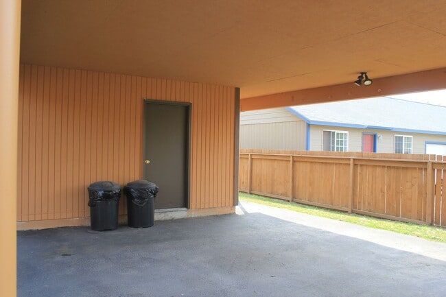 Building Photo - 1304 N Brooklane St