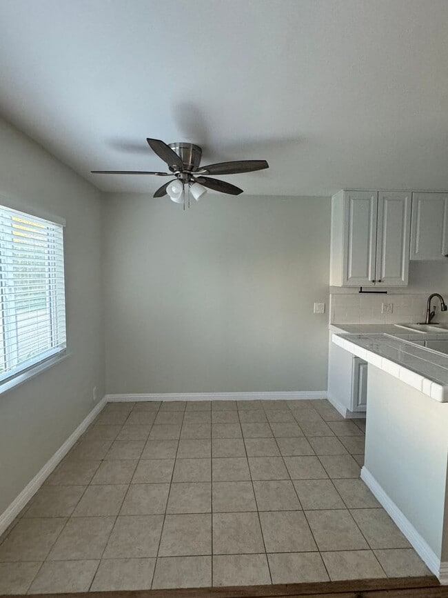 Photo - 1 BDRM DOWNSTAIRS MOVE IN READY WITH PARKING! Apartment