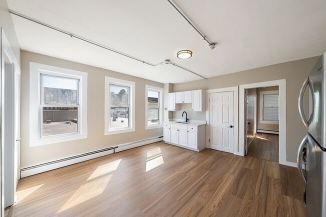 Building Photo - 50 Common St