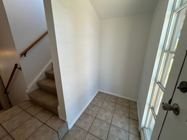 Foto del edificio - 5 Bed 2 Bath Home with 2 Car Attached Gara...