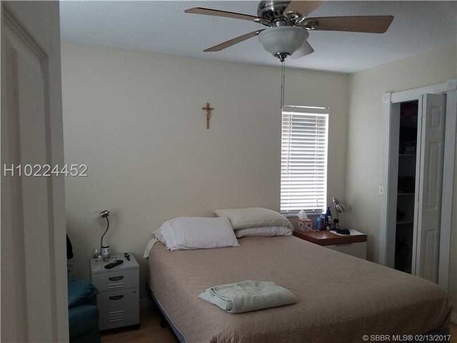 Foto del edificio - 9228 NW 1st St