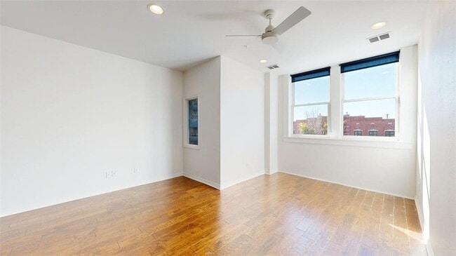 Building Photo - 206 N Main St