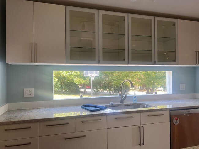 Foto del edificio - Fabulous 4 Bedroom 3 Bathroom Home with Pr...