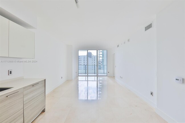 Building Photo - 1300 Brickell Bay Dr