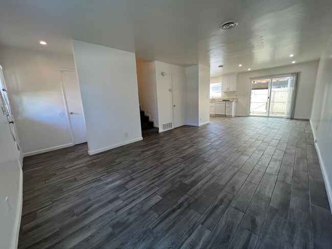Building Photo - Lovely 3 Bedroom 1.5 Bath Condo
