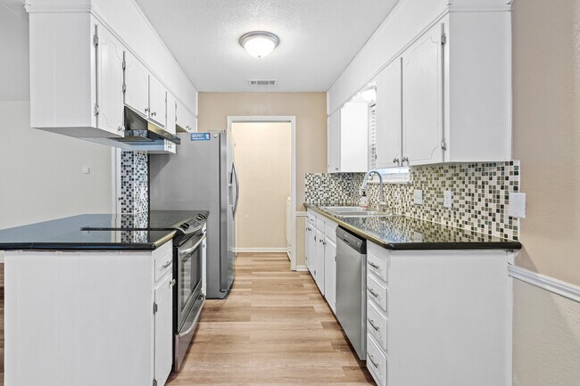 Foto del edificio - 2413 Phyllis Dr