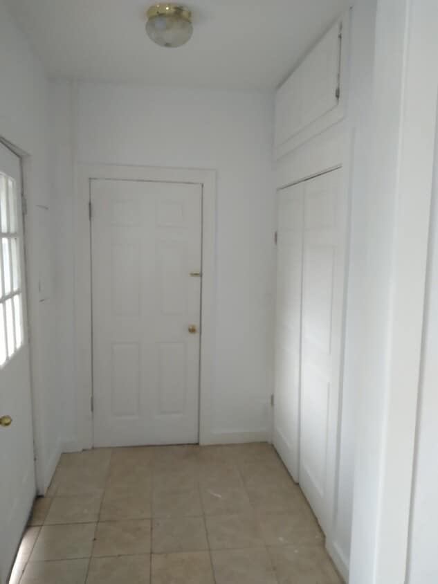 Entrance foyer and closet - 607-615 Main St
