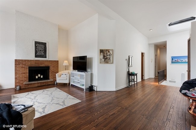 Building Photo - 1528 N La Salle Dr