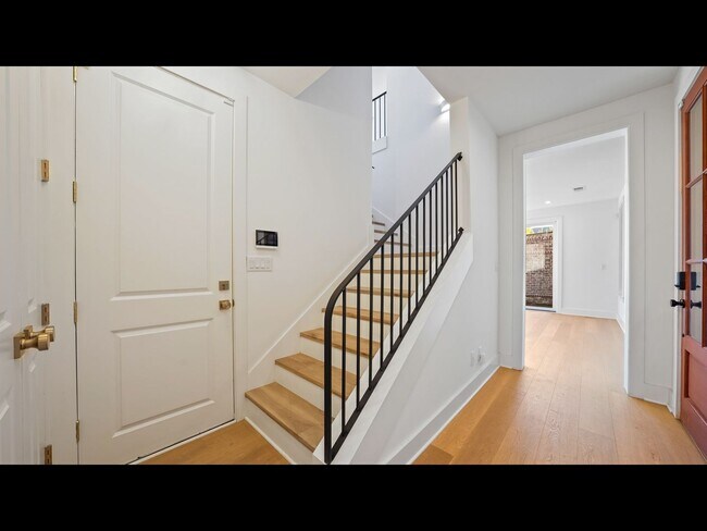 Foto del edificio - NEW CONSTRUCTION 4 bedroom home in Downtow...