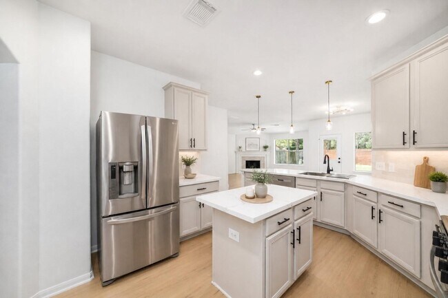 Foto del edificio - 5034 Forest Sage Ln