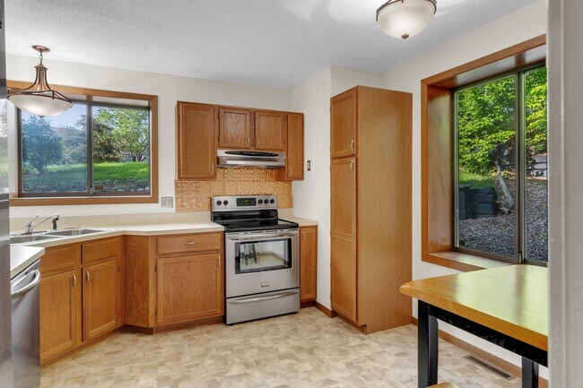 Building Photo - 3720 Timberline Dr NE
