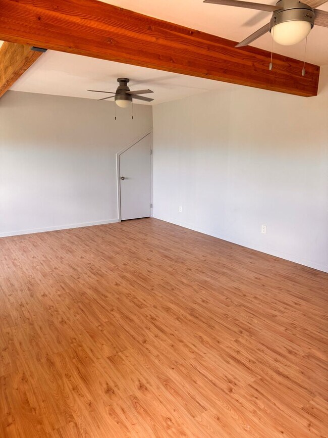 Foto del edificio - 2 Unfurnished Studios in Manoa Available!