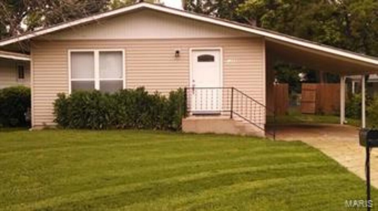 Foto principal - 3 Bedroom Home with Basement and Carport f...
