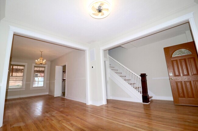áreas comunes de estar y comedor - 2627 Sherman Ave NW