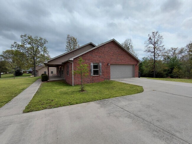 Building Photo - Home close to post