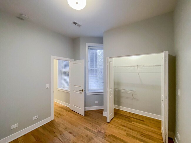Foto del edificio - 356 W Dickens Ave