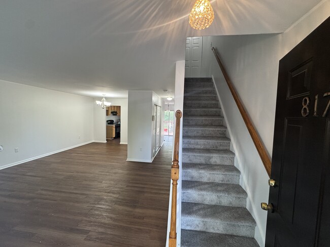 Foto del edificio - 817 Cove Ct