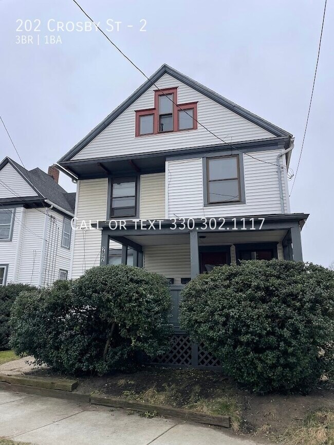 Building Photo - Three bedroom one bathroom second level ap...