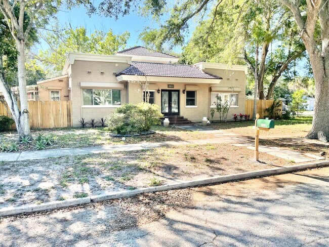 Building Photo - 1105 Freemont St S