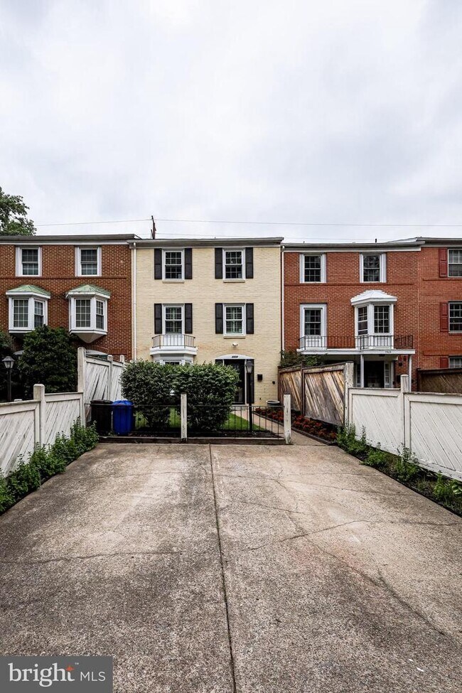Building Photo - 7903 Central Park Cir