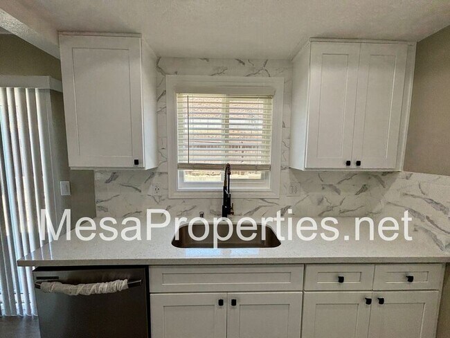 Building Photo - 1749 E Fairfield Ct