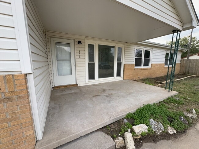 Building Photo - "Charming 3-Bedroom Home with 2 Full Baths and 1580 Sq Ft of Living Space in Wichita!"