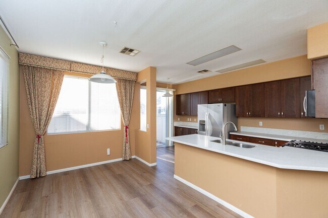 Building Photo - 3 Bedroom 2.5 Bath 2 Story Townhome in Tri...