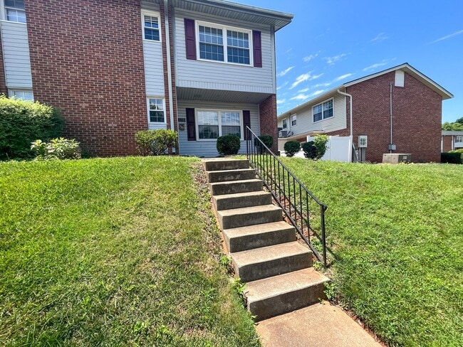Building Photo - Adorable 2 bedroom, 2 1/2 bathroom townhom...