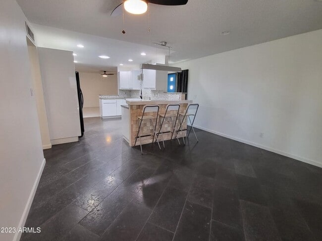 Building Photo - 3 Bedroom 2 Bathroom Central Estates Home